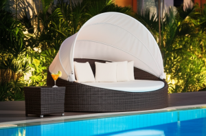 daybed rotan sintetis sentuhan mewah nyaman untuk relaksasi maksimal di pinggir kolam renang hotel